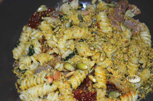 Makaron + suszone pomidory, szynka szwarcwaldzka, szpinak, parmezan, pistacje i pestki dyni!