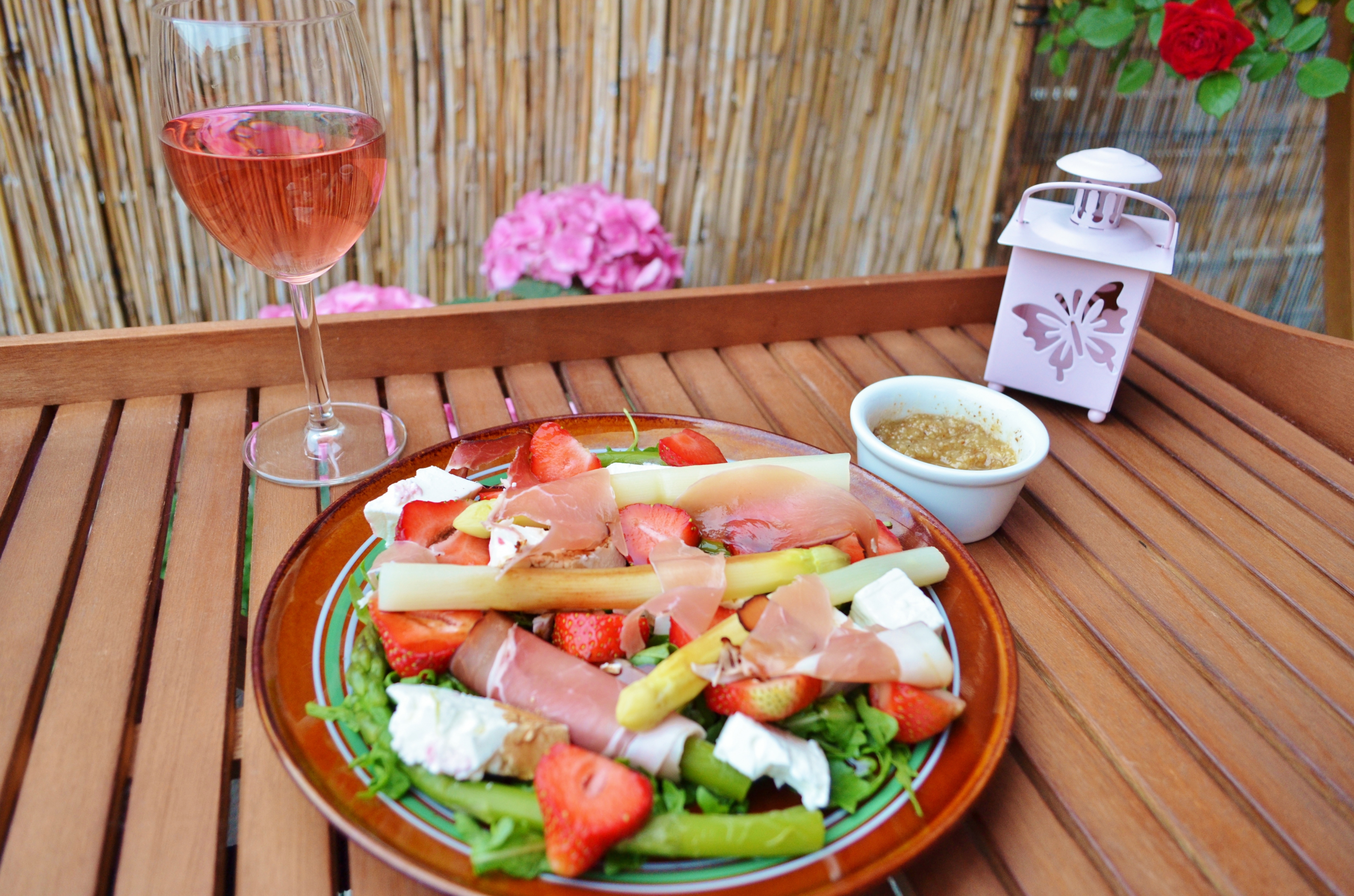 Asparagus with prosciutto, strawberries and goat cheese!