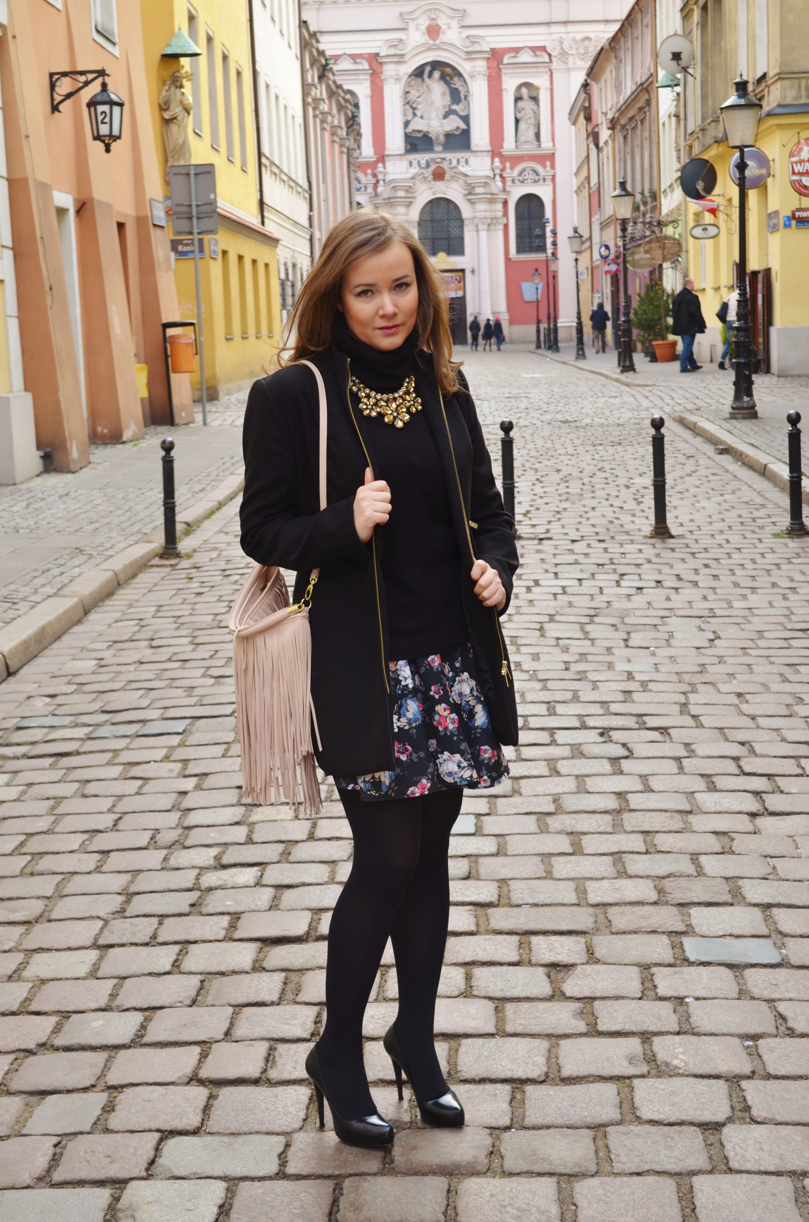 Flower print skirt and fringe bag in the city!