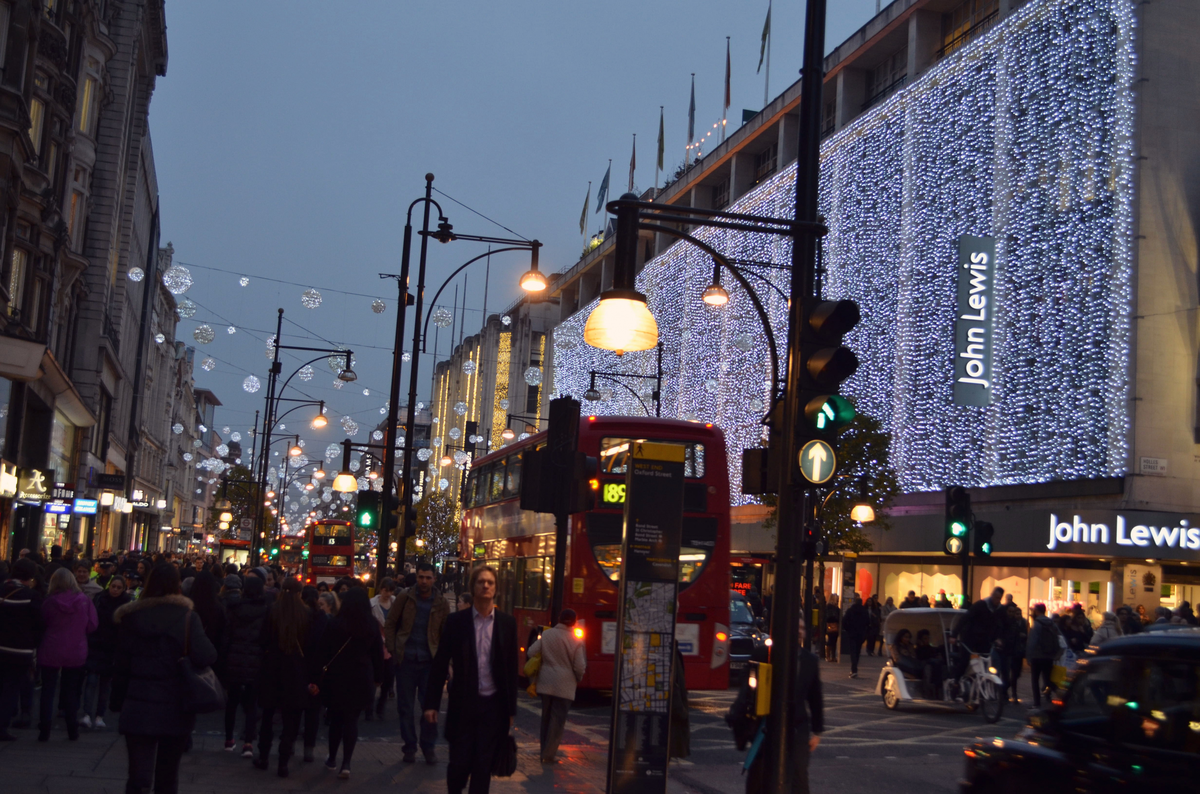 Wieczorny spacer świątecznymi ulicami Londynu!