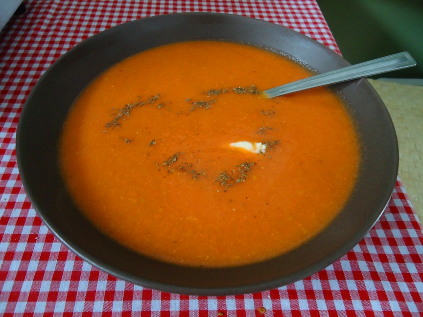 Zupa krem z pomidorów.