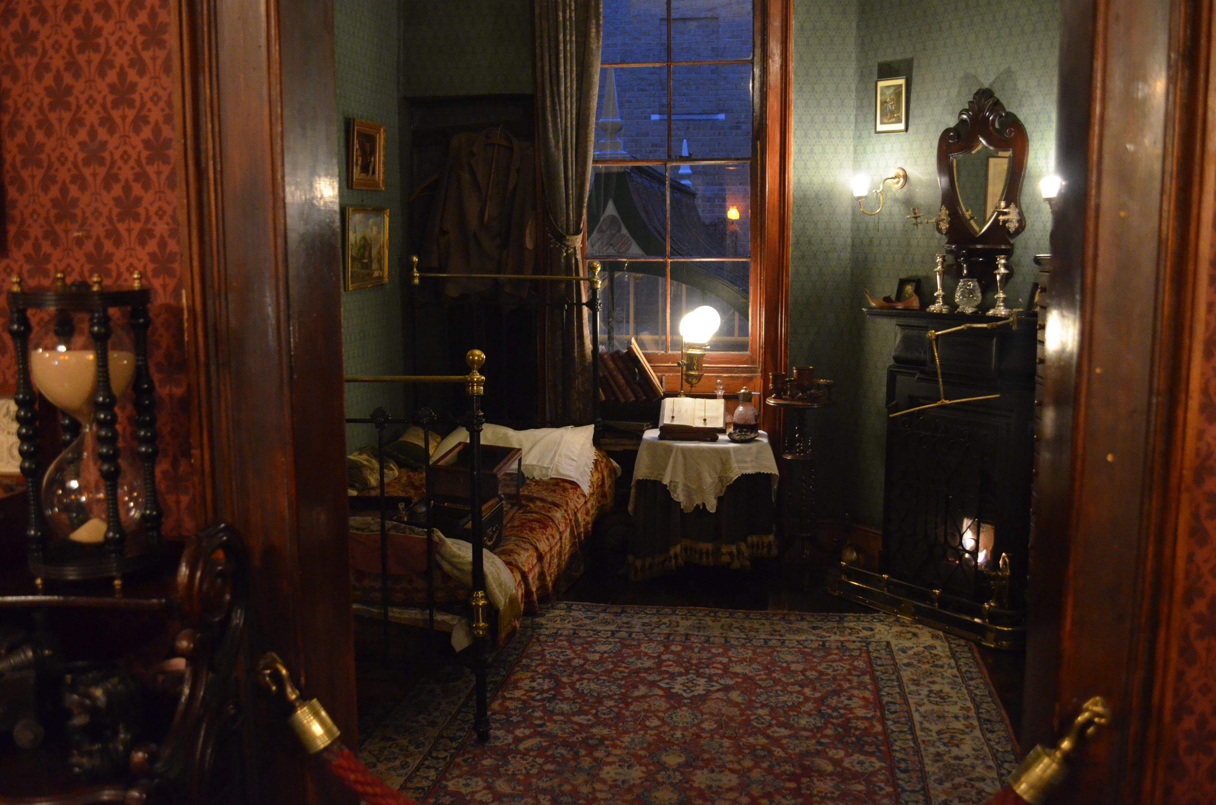 The Sherlock Holmes Museum ? 221b Baker Street, London!