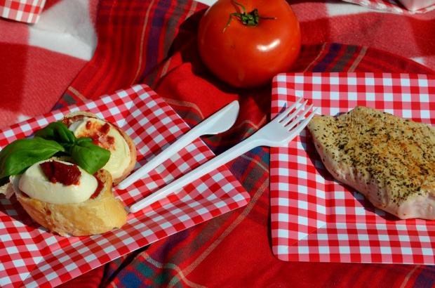 Piknikowy grillowany indyk i grzanki z sosem pomidorowym i mozzarellą!
