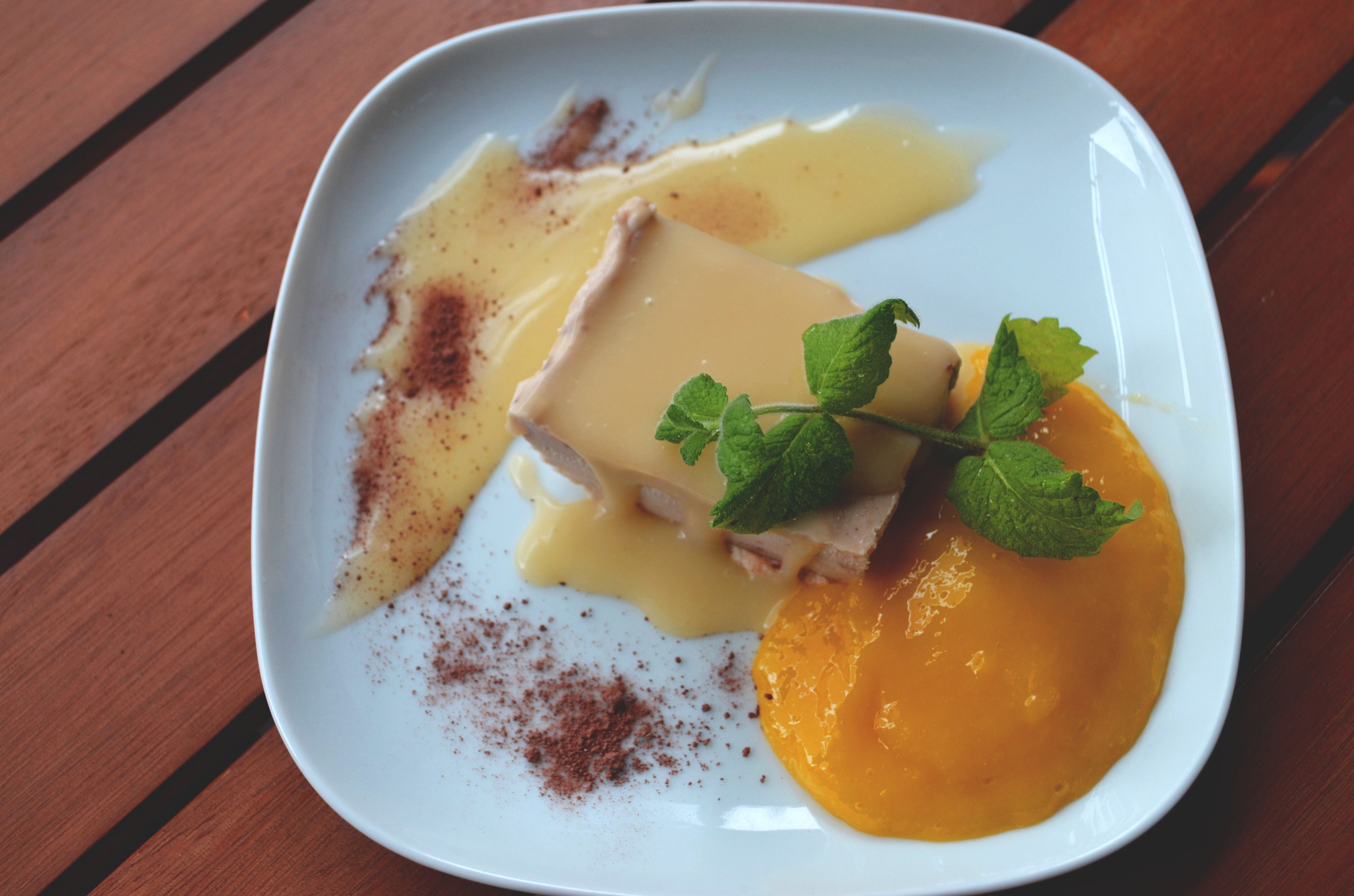 Mrożone parfait chałwowe z puree z mango i solonym karmelem!